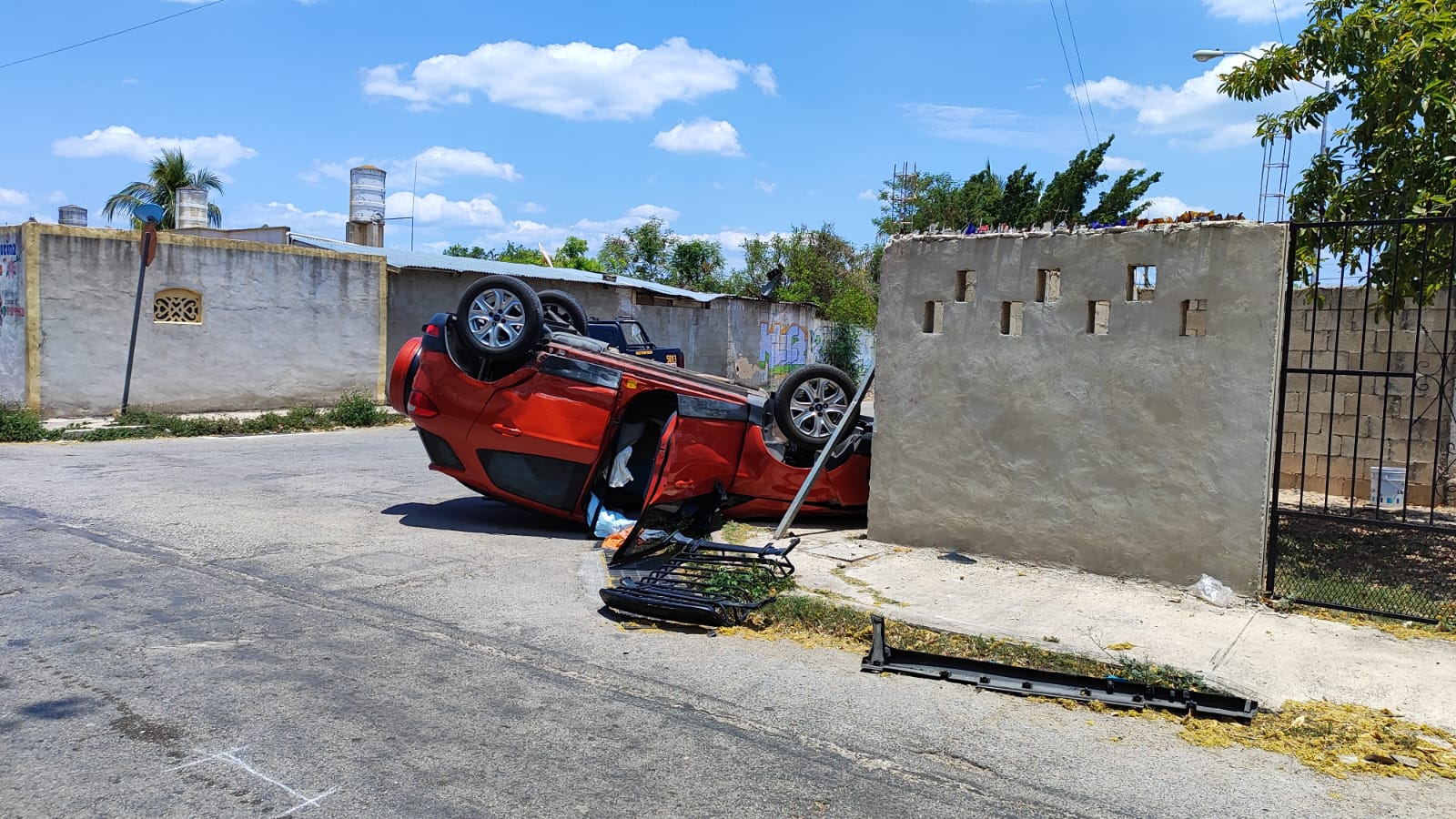 Conductora se "vuela" el alto y ocasiona aparatoso accidente | Yucatan ...